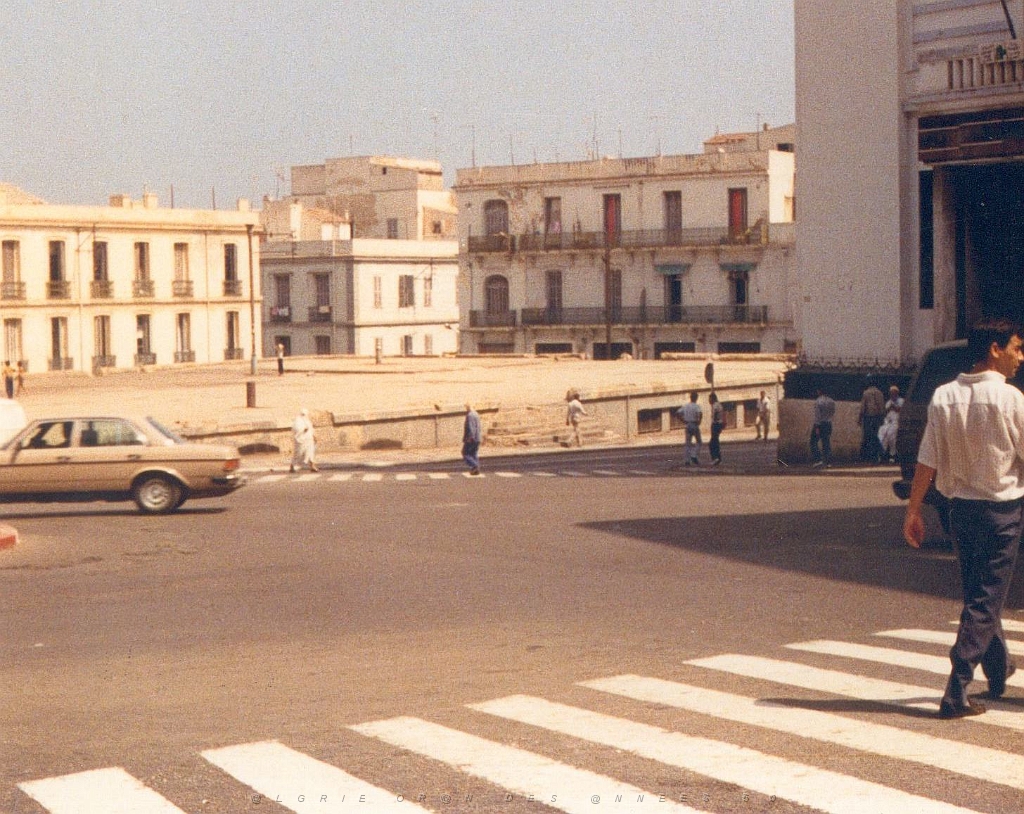 1988 PLACE KARGUENTHA APRES L INCENDIE DU MARCHE ET D UNE  ECOLE DONNANT DES COURS DU SOIR.jpg